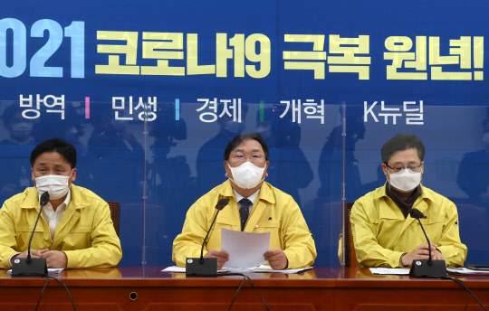 김태년 민주당 원내대표가 12일 국회에서 열린 원내대책회의에서 발언하고 있다. 연합뉴스